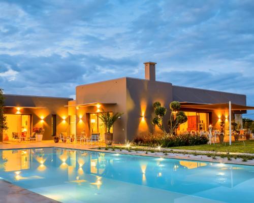 une maison avec une piscine en face d'une maison dans l'établissement Villa Jardins D'Isa, à Marrakech