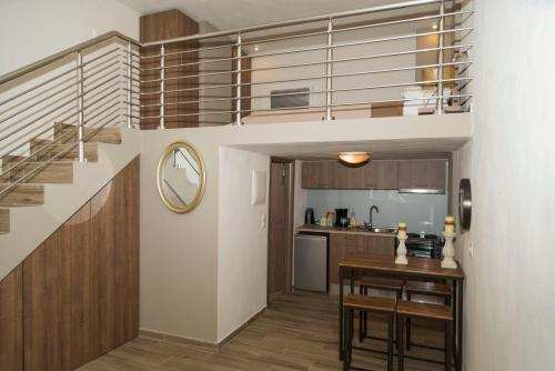 mała kuchnia i schody w apartamencie w obiekcie YourCastle2 w Aleksandropolis