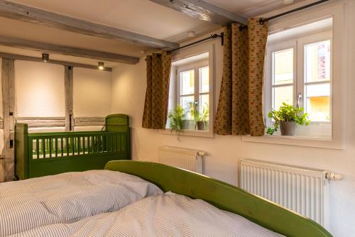 Ένα ή περισσότερα κρεβάτια σε δωμάτιο στο Fachwerkhotel - Ferienhäuser Vorhof zur Hölle