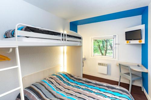 - une petite chambre avec des lits superposés et un bureau dans l'établissement hotelF1 Tours Nord, à Tours