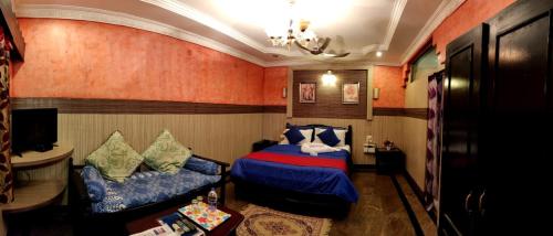 1 dormitorio pequeño con 1 cama y 1 silla en Hotel nala residency, en Tiruvannāmalai