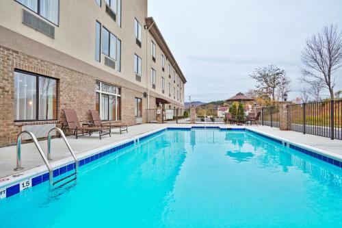 Piscina de la sau aproape de Holiday Inn Express Troutville-Roanoke North, an IHG Hotel