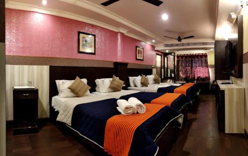 un grupo de 4 camas en una habitación de hotel en Hotel nala residency, en Tiruvannāmalai
