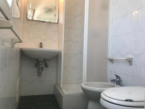 ポンツァにあるRosa - Immobilevanteの白いバスルーム(トイレ、シンク付)