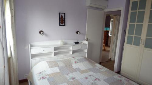 a bedroom with a bed with a quilt on it at Villa T6, 10 couchages, front de mer, piscine, Saint Pierre la Mer in Saint Pierre La Mer