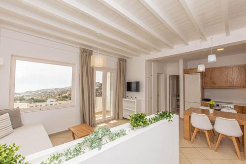 salon z dużym oknem i kuchnią w obiekcie Overview Mykonos Apartments w mieście Mykonos