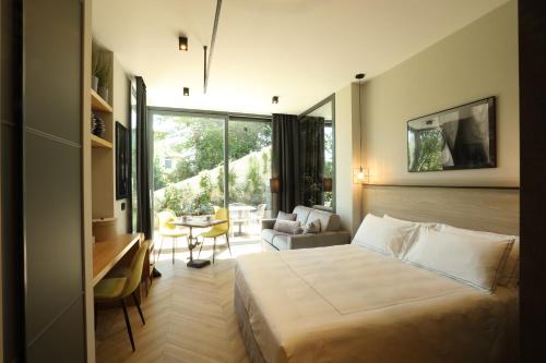 sypialnia z łóżkiem i biurkiem w pokoju w obiekcie Villa Carla @ Barolo w mieście Barolo
