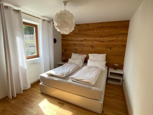 Postel nebo postele na pokoji v ubytování Oase im Ennstal Classic Landhaus