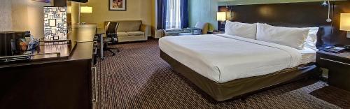 A bed or beds in a room at Clarion Hotel & Suites Conference Center Memphis Airport