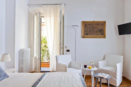 A television and/or entertainment centre at Garibaldi Suites Piazza Di Spagna