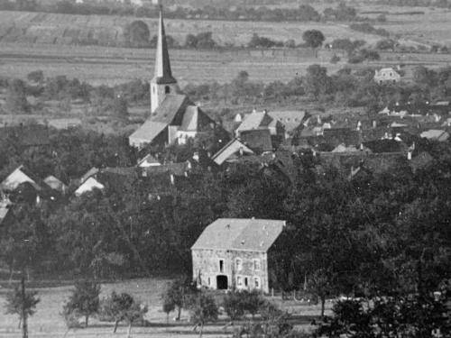 ein schwarz-weißes Foto eines Dorfes mit einer Kirche in der Unterkunft Ferienwohnung Cäcilia im idyllischen Haus Kommeles - Leiwen an der Mosel in Leiwen