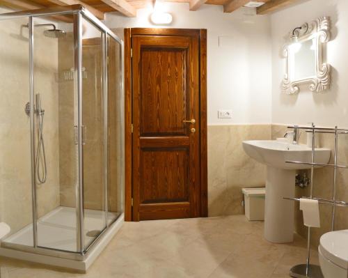 bagno con doccia e lavandino di Armonie di Villa Incontri B&B a Firenze