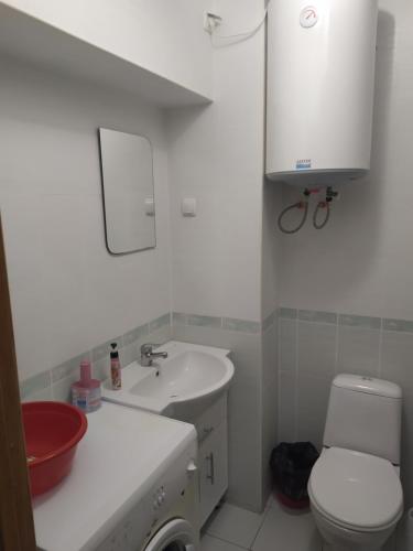Apartment Observatornyi في أوديسا: حمام أبيض مع حوض ومرحاض