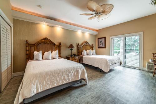 Säng eller sängar i ett rum på Boca Grande Hotel