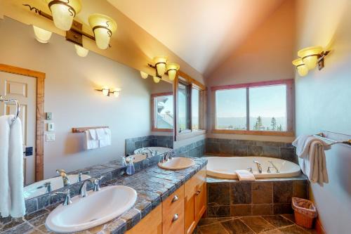 ein Badezimmer mit zwei Waschbecken und einem großen Spiegel in der Unterkunft Northern Star in Big White