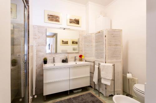 bagno con lavandino, doccia e servizi igienici di Suite La Pergola - Centro Storico a Catania