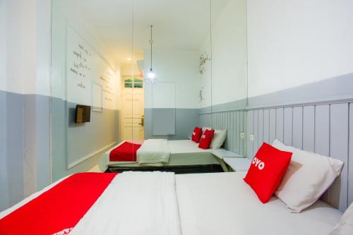 Tempat tidur dalam kamar di OYO 3785 Kemayoran Residence