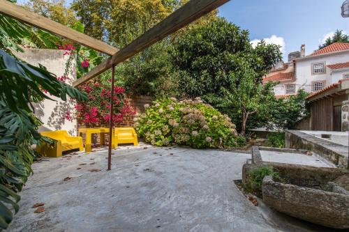 Taman di luar Casa da Pendoa