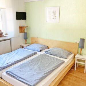 En eller flere senge i et værelse på Ferienwohnung Auf dem Hühnerhof