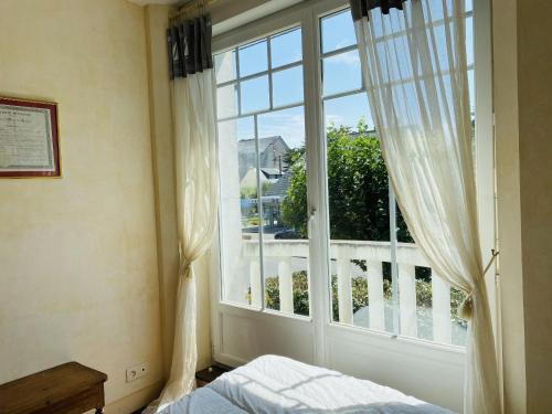 - une chambre avec une fenêtre et un lit en face dans l'établissement DRUIDES - Villa Familiale, Centre Plage - K51, à Carnac