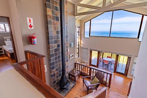 vistas panorámicas a una sala de estar con chimenea en Boardwalk Lodge – Self-Catering en Wilderness