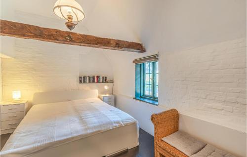 Säng eller sängar i ett rum på Lovely Home In Sderheistedt With Kitchen