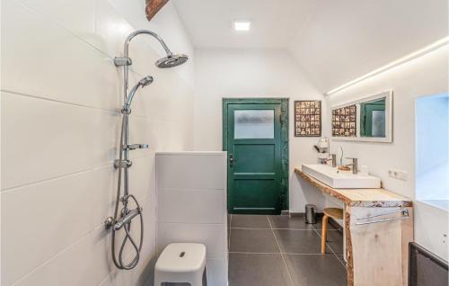 Koupelna v ubytování Lovely Home In Sderheistedt With Kitchen