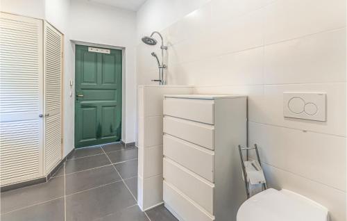 Ένα μπάνιο στο Gorgeous Home In Süderheistedt
