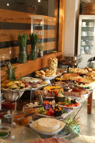 een buffet met veel verschillende soorten eten op tafel bij Pousada Toca das Águas in Olímpia