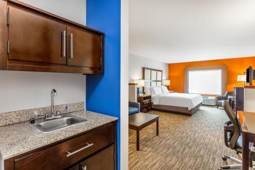 Postel nebo postele na pokoji v ubytování Holiday Inn Express - Albert Lea by IHG