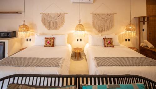 En eller flere senge i et værelse på Nuee Hotel & Beach Club