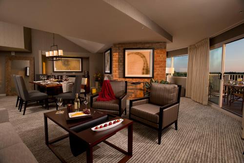 a living room filled with furniture and a dining room at Eaglewood Resort & Spa in Itasca