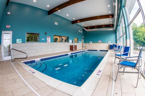 a swimming pool in a hotel with blue walls at Holiday Inn Express - Allentown North by IHG in Allentown