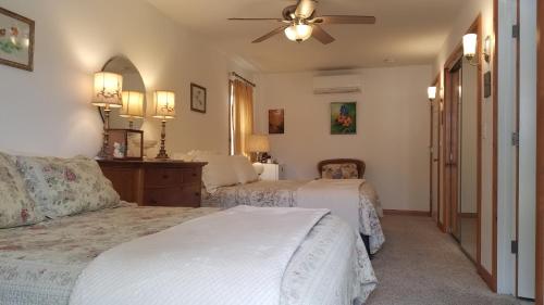Кровать или кровати в номере Yosemite Plaisance Bed & Breakfast