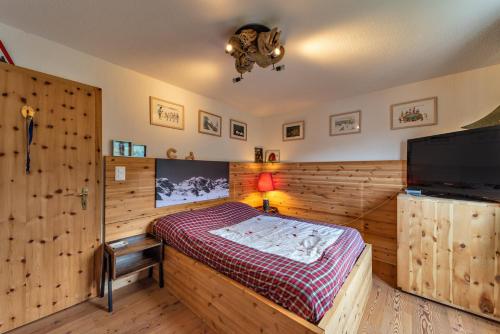 Ένα ή περισσότερα κρεβάτια σε δωμάτιο στο Chesa Flurigna - Zuoz