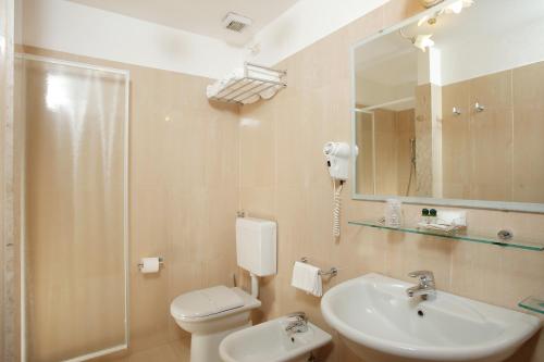 a bathroom with a sink and a toilet and a mirror at Hotel Michelangelo in Terranuova Bracciolini