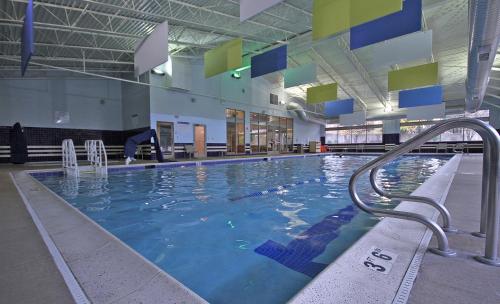 a large swimming pool in a building with at Eaglewood Resort & Spa in Itasca