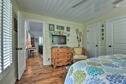 Televisyen dan/atau pusat hiburan di Bright St Simons Island Escape Walk to the Beach