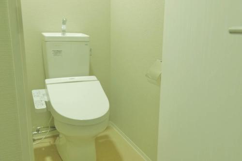 een badkamer met een wit toilet in een stal bij The Light Inn - Vacation STAY 94702 in Tokyo