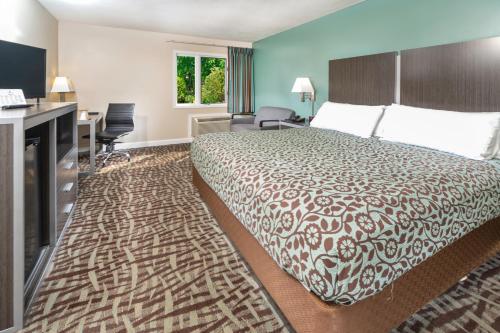 เตียงในห้องที่ BridgePointe Inn & Suites by BPhotels, Council Bluffs, Omaha Area