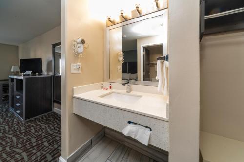 Bilik mandi di BridgePointe Inn & Suites by BPhotels, Council Bluffs, Omaha Area