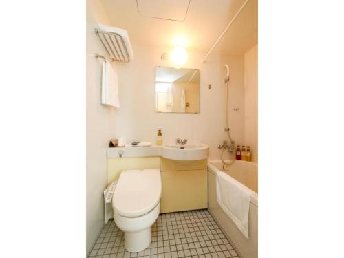ein Badezimmer mit einem WC, einem Waschbecken und einer Badewanne in der Unterkunft Hotel Grand Vert Gizan - Vacation STAY 95360 in Gifu