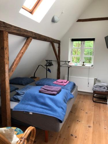 1 dormitorio con 2 camas en un ático en BrusaaUdlejning en Nibe