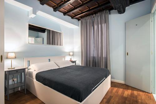 ローマにあるDell'Orso Residenceのベッドルーム(大型ベッド1台、窓付)