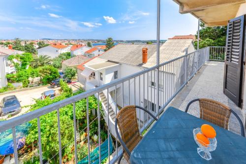 - Balcón con mesa azul y sillas en Apartments Goga, en Novalja