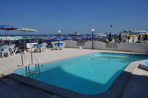 Bazén v ubytování Hotel Internazionale nebo v jeho okolí