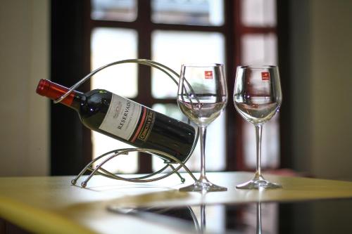 a bottle of wine is sitting next to two glasses at Fantástico Loft Centro Histórico Quito in Quito