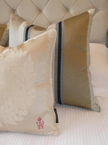Cama ou camas em um quarto em Windsorian Experience
