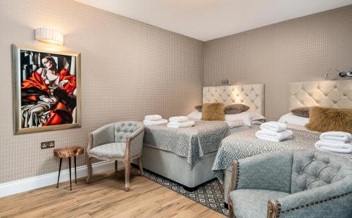 Llit o llits en una habitació de Windsorian Experience