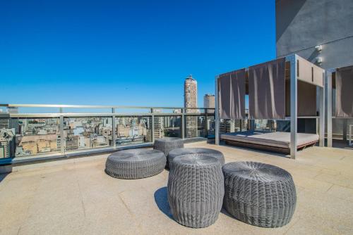 eine Gruppe von Hockern auf dem Dach eines Gebäudes in der Unterkunft 360 República in São Paulo